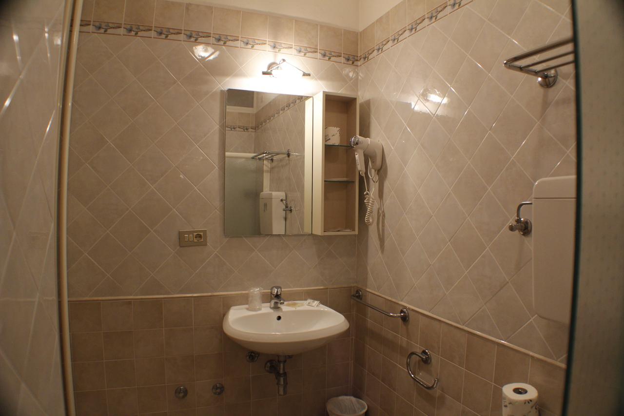 בלריה-איגאה מרינה Hotel Adria מראה חיצוני תמונה